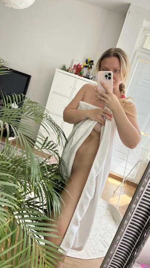 The towel will not stay on me for long