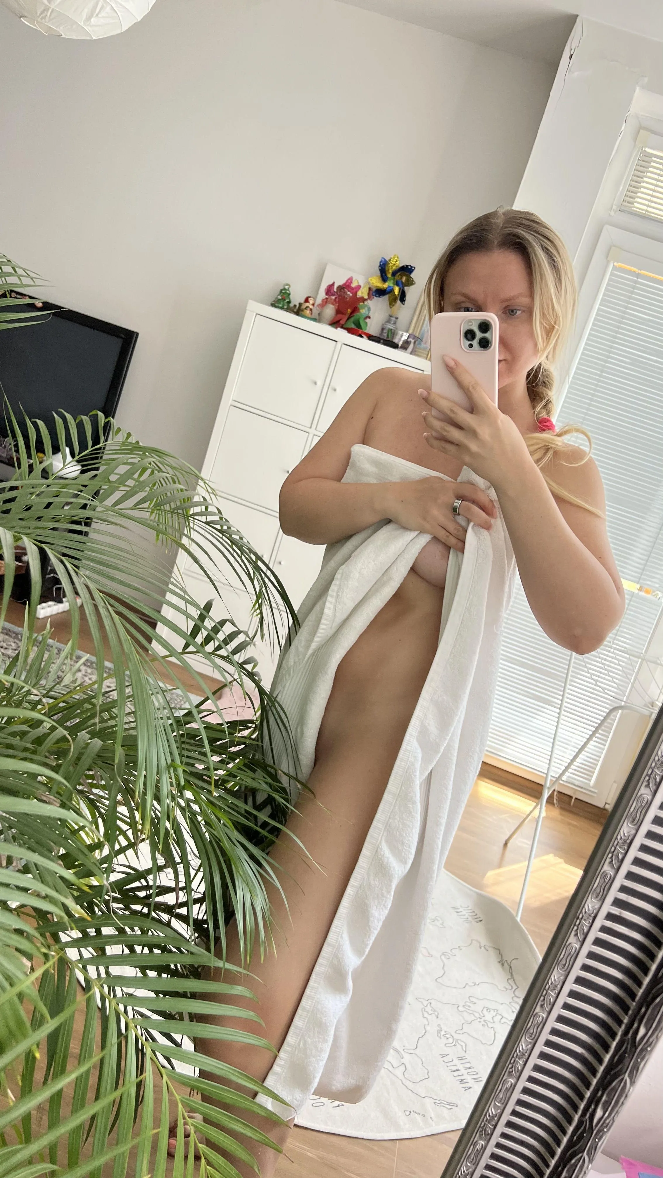 The towel will not stay on me for long