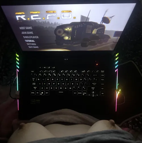 Who all is playing r.e.p.o? Message me if you wanna play today ✨