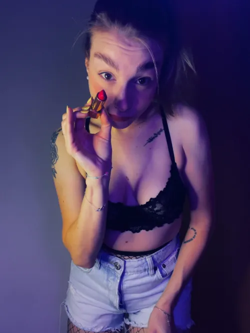 Do you like this lipstick? Do you want to match it? I'll lend it to you!