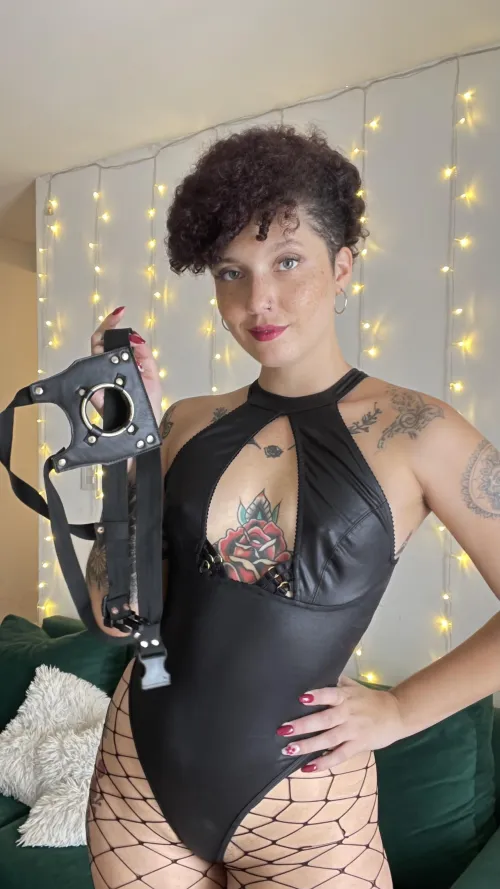 Don’t worry if you are too small to fuck my hairy pussy, I can still fuck you 😈get all on fours, it’s my turn to have a try on your holes