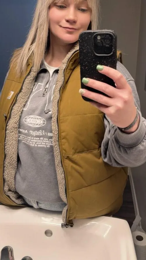 I'm picking random redditors to send nudes to, who's in? ( only the first 75 ;)