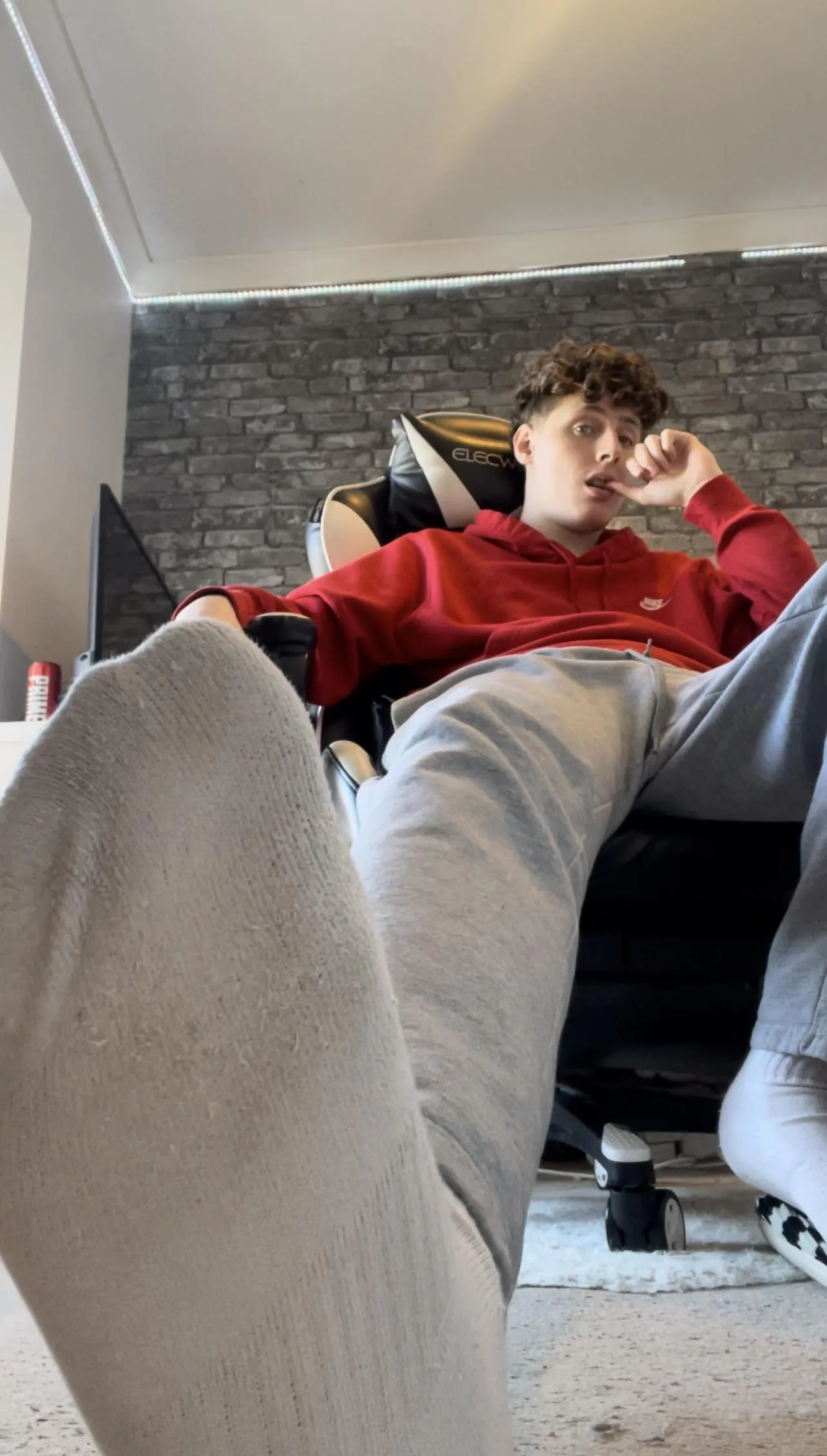 Get in my dm’s and serve now!