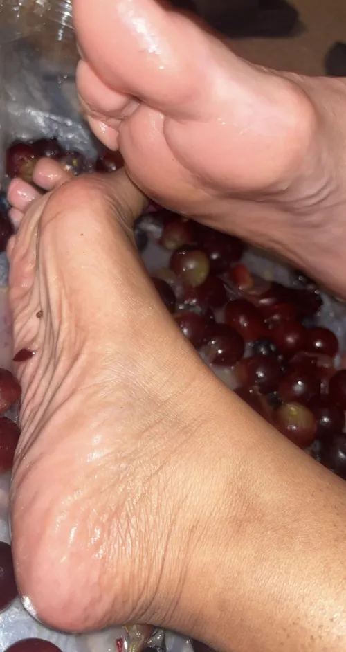 Grapes and sticky soles 🍇💦👣