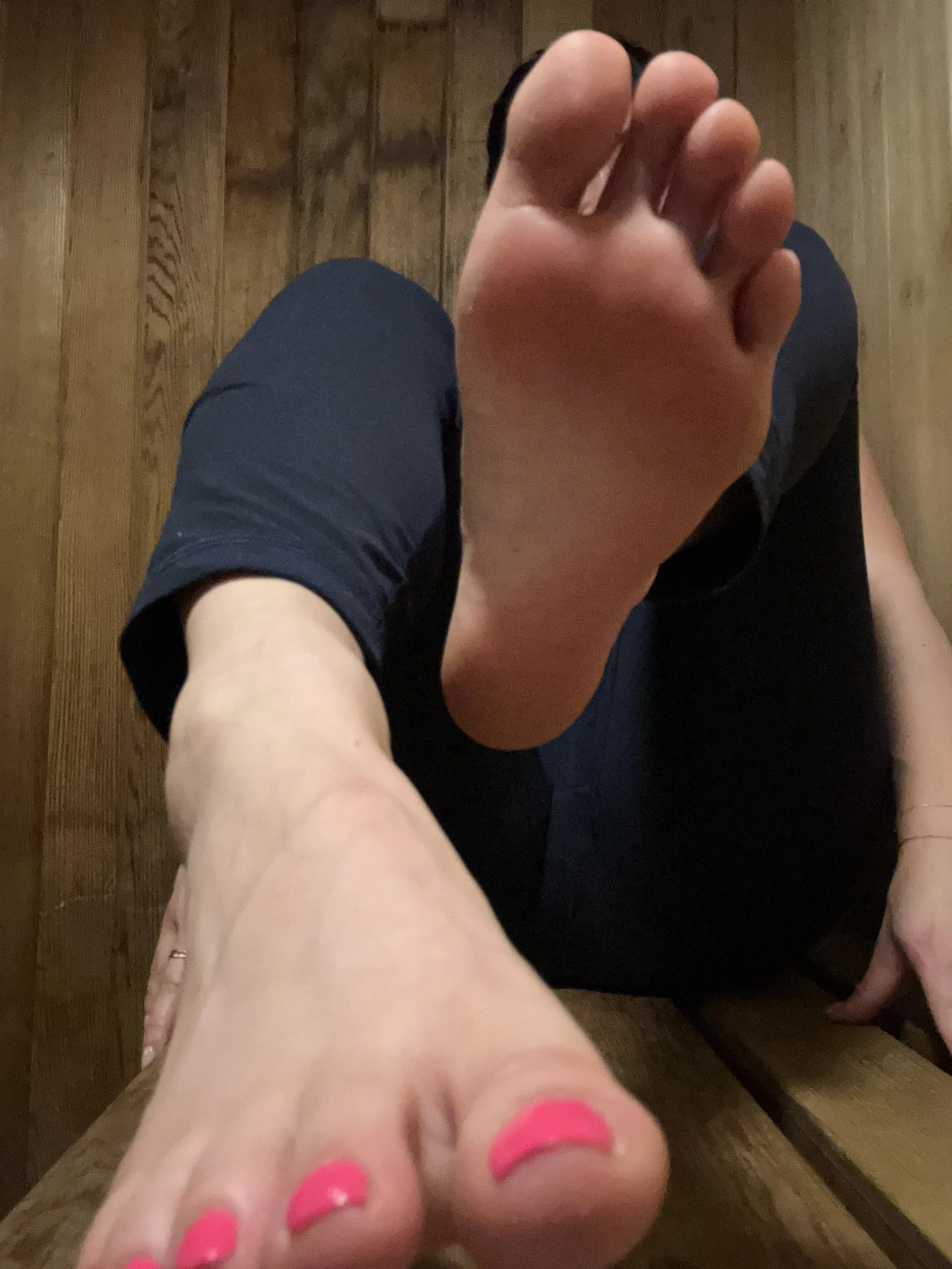 Do you like my feet in the sauna ? They were dripping