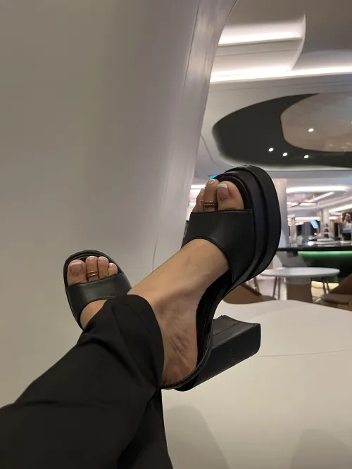 One more with the heels 😋