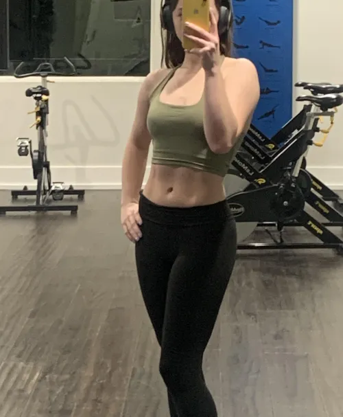 Quick mirror pic at the gym ;p [F]