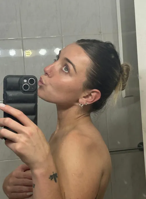 Je recherche un homme plus âgé qui sait jouer dur sur ces courbes