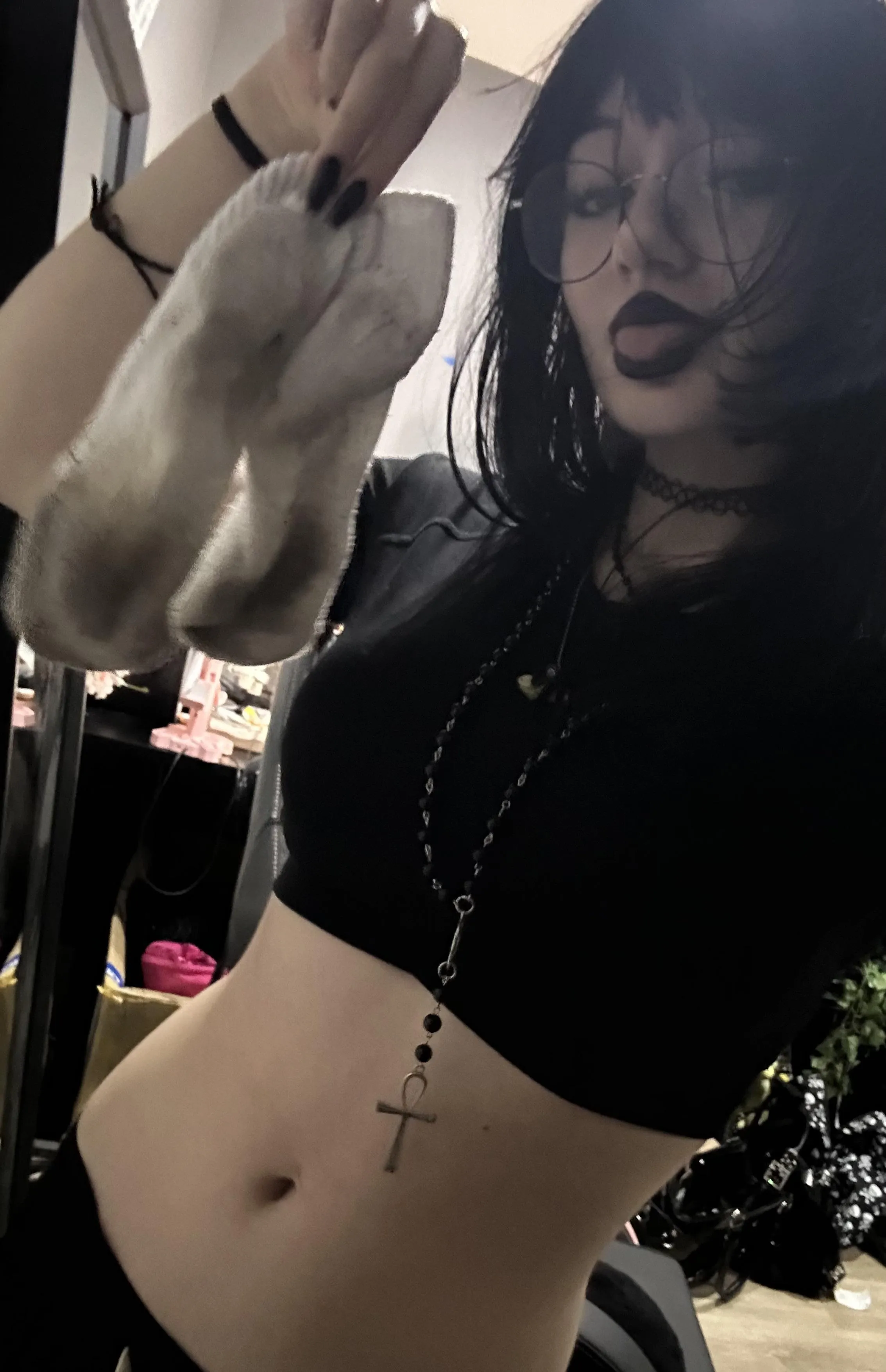 If the smell of sweaty goth girl gym socks makes you weak, follow @send2yara on x to lose control ;)