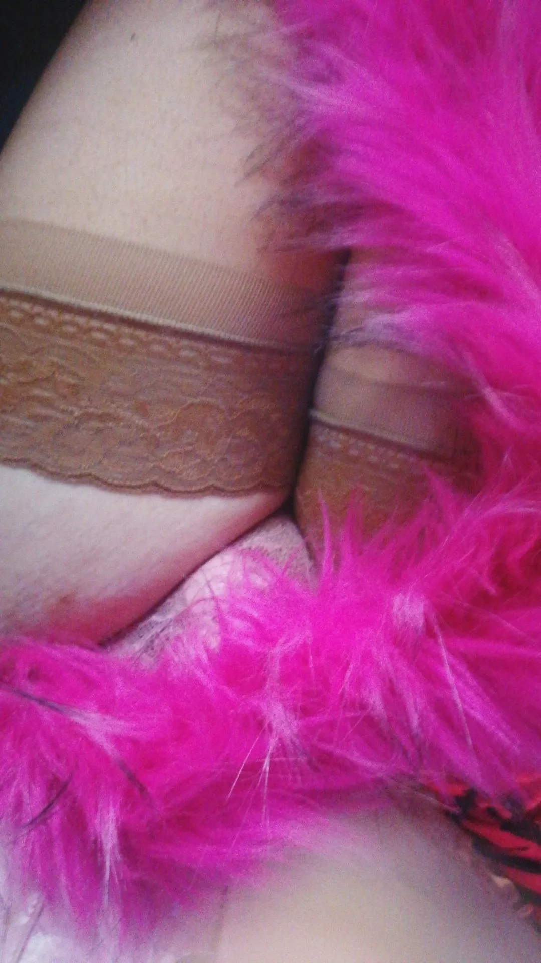 Aujourd'hui je dois vous partagez un de mes devoirs de l'université des sissy , l'un est de devoir gardé ma cage de chasteté durant 12h il me reste 8h a tenir.Ensuite j'ai eu une punition sévère a faire je dois rester empaler debout sur mon gode