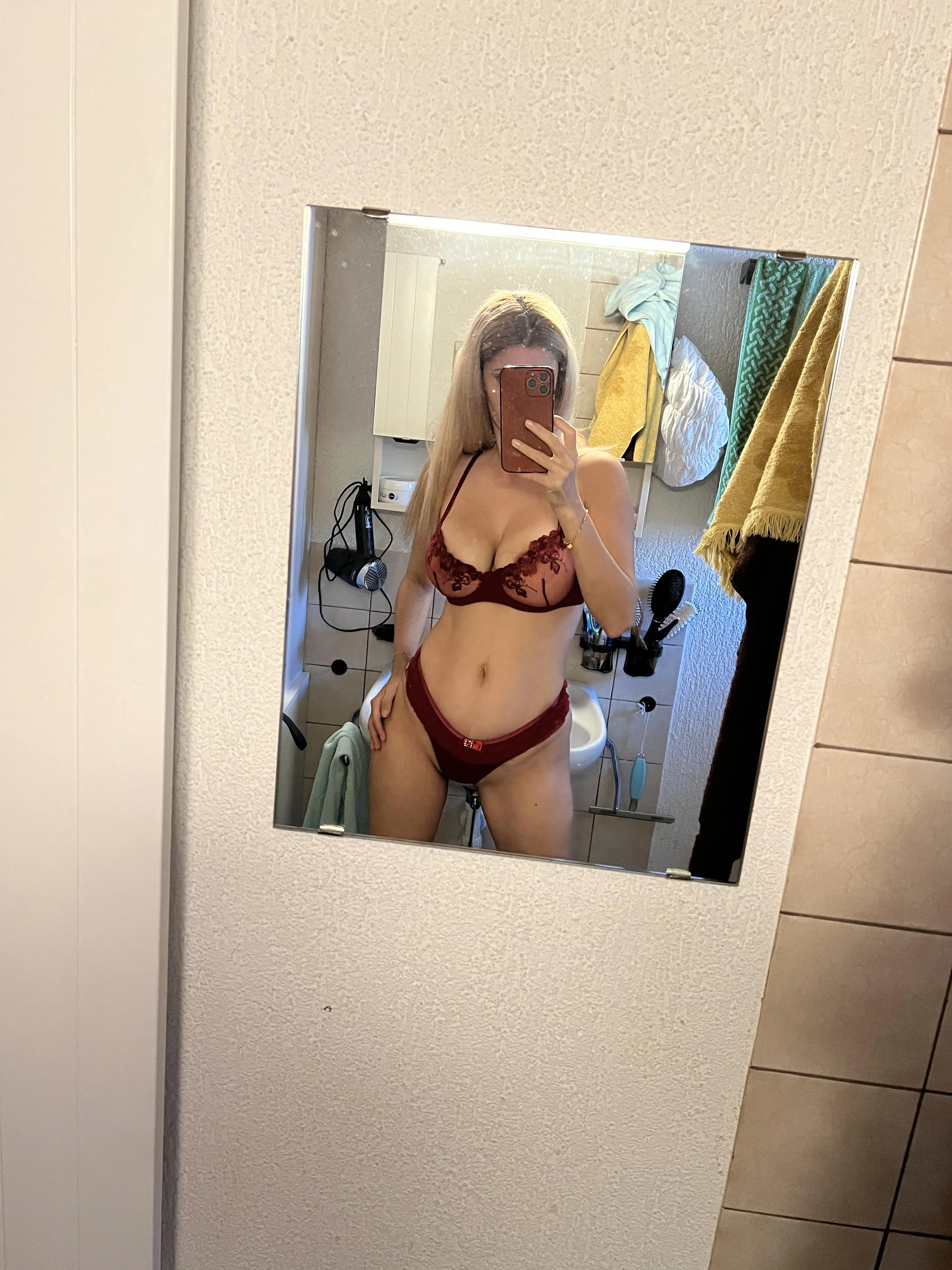 Without a condom, would you fill me with your cum so intensely that it all leaks out? 💦💦