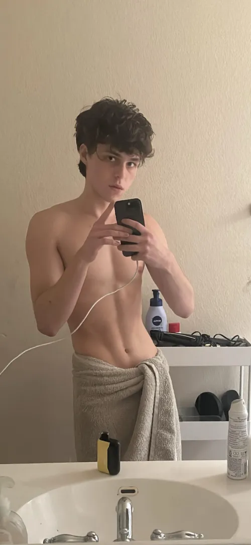 18 [M4F] #online I have a athletic build and think I look pretty good let’s be horny together