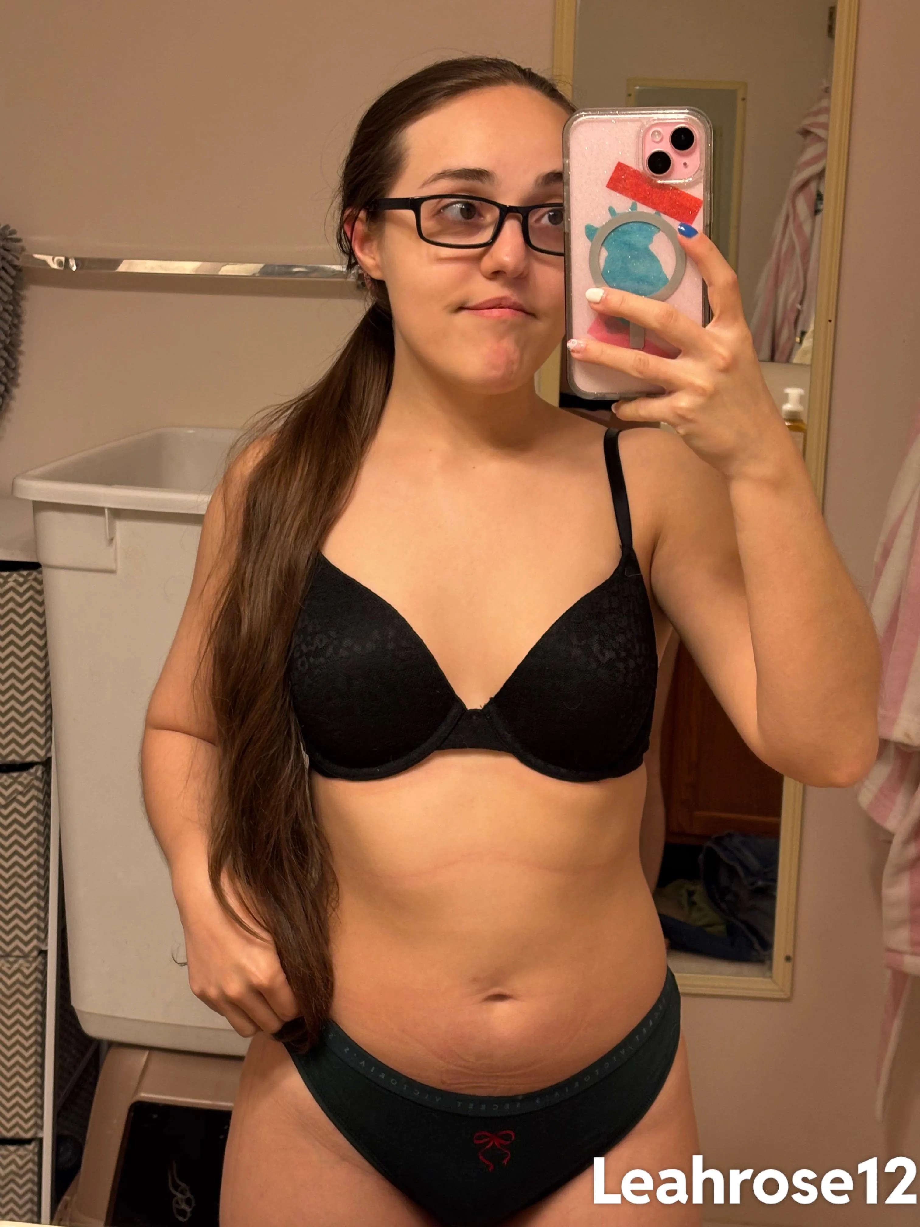 4’8 petite do you find me attractive? 🖤