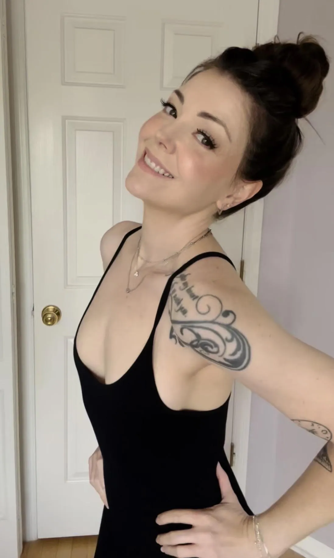 Cute smile and side boob
