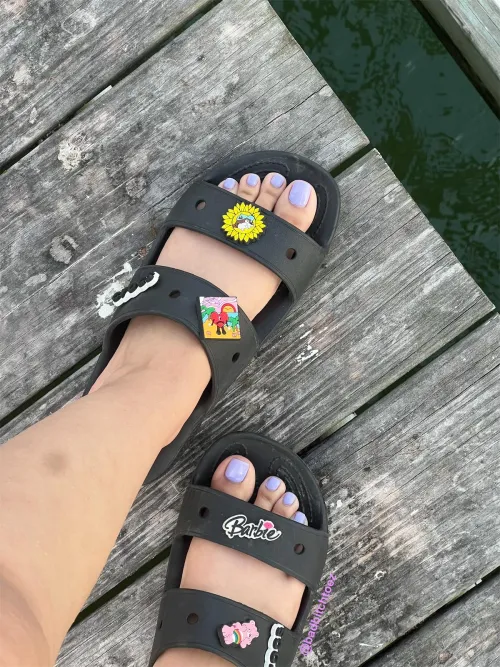 Dock feet in my crocs 😎