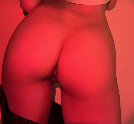 [F19] my ass is ready for a good spanking