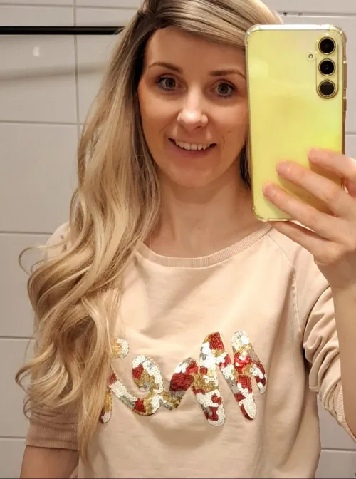 Hair to the side😉