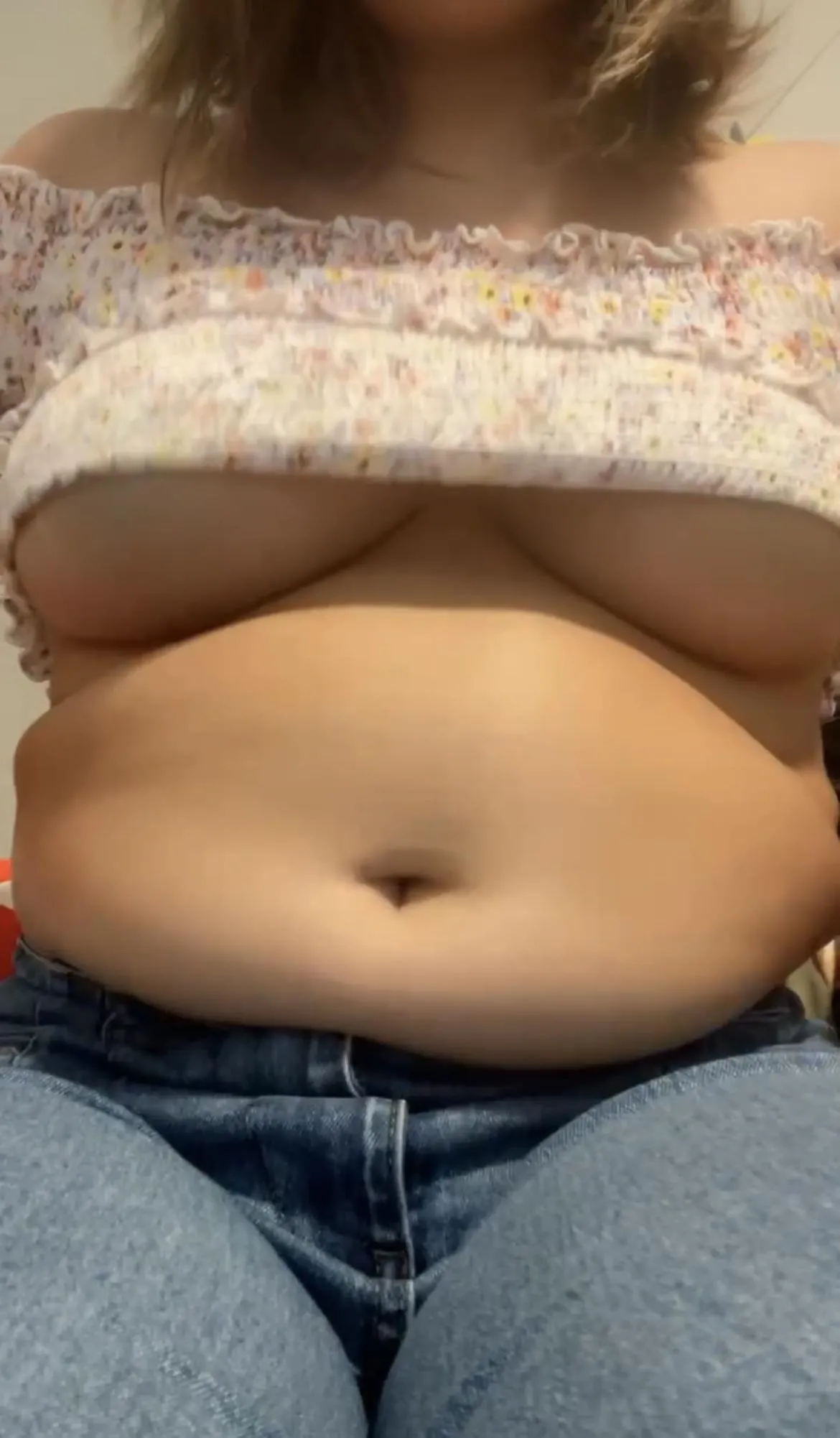 I love how much I bulge out from these jeans ☺️