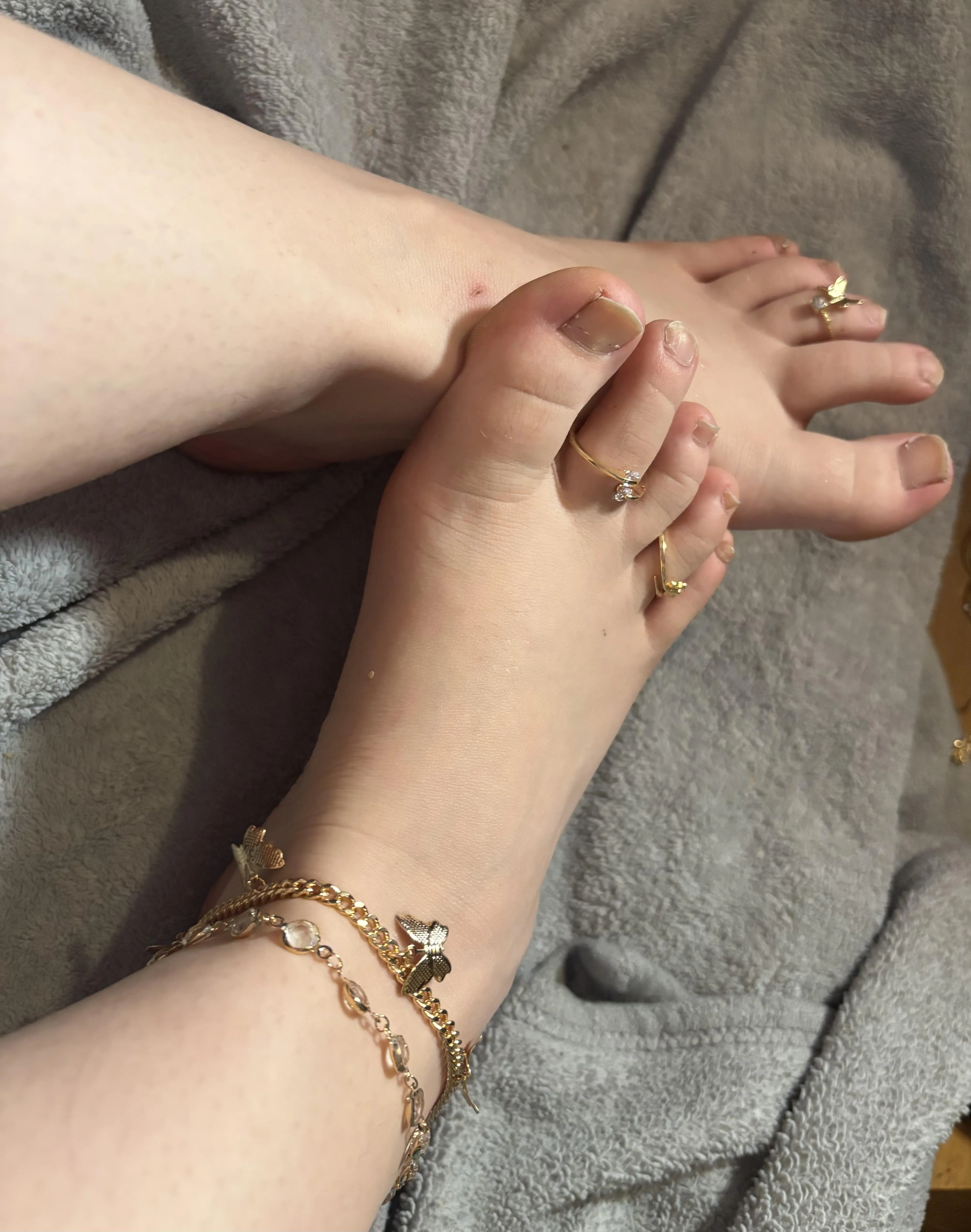 what colour should i do on my my nails? maybe white to remind you of something.. 😈😏