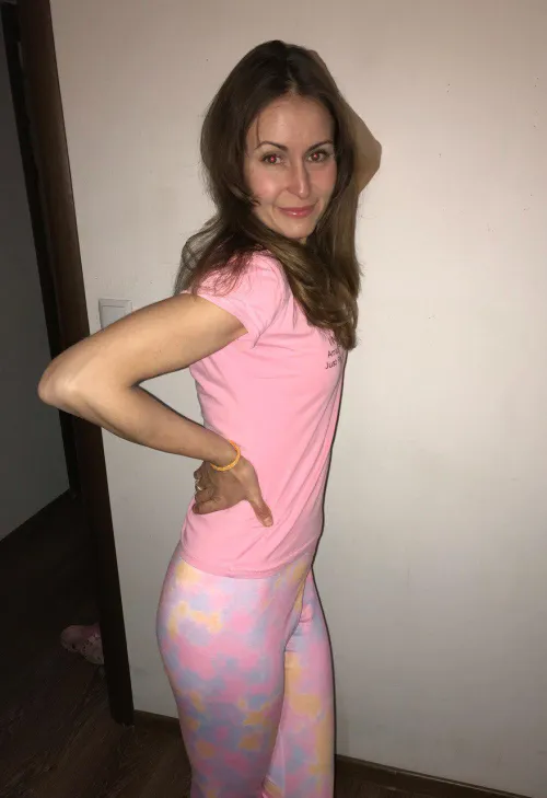 A good wife is waiting at home. F31