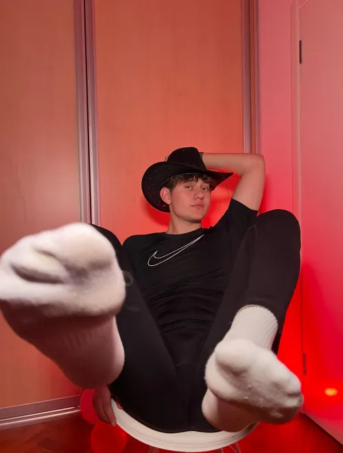 how do you feel about footjobs?🤭