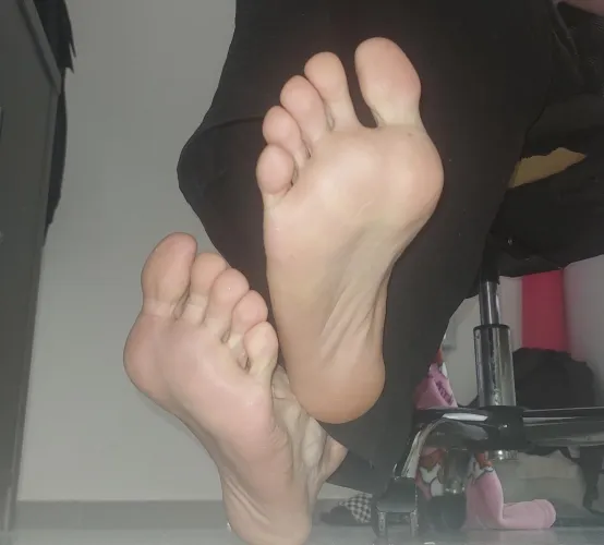 Who wants to be under my sweaty toes while I study?😊