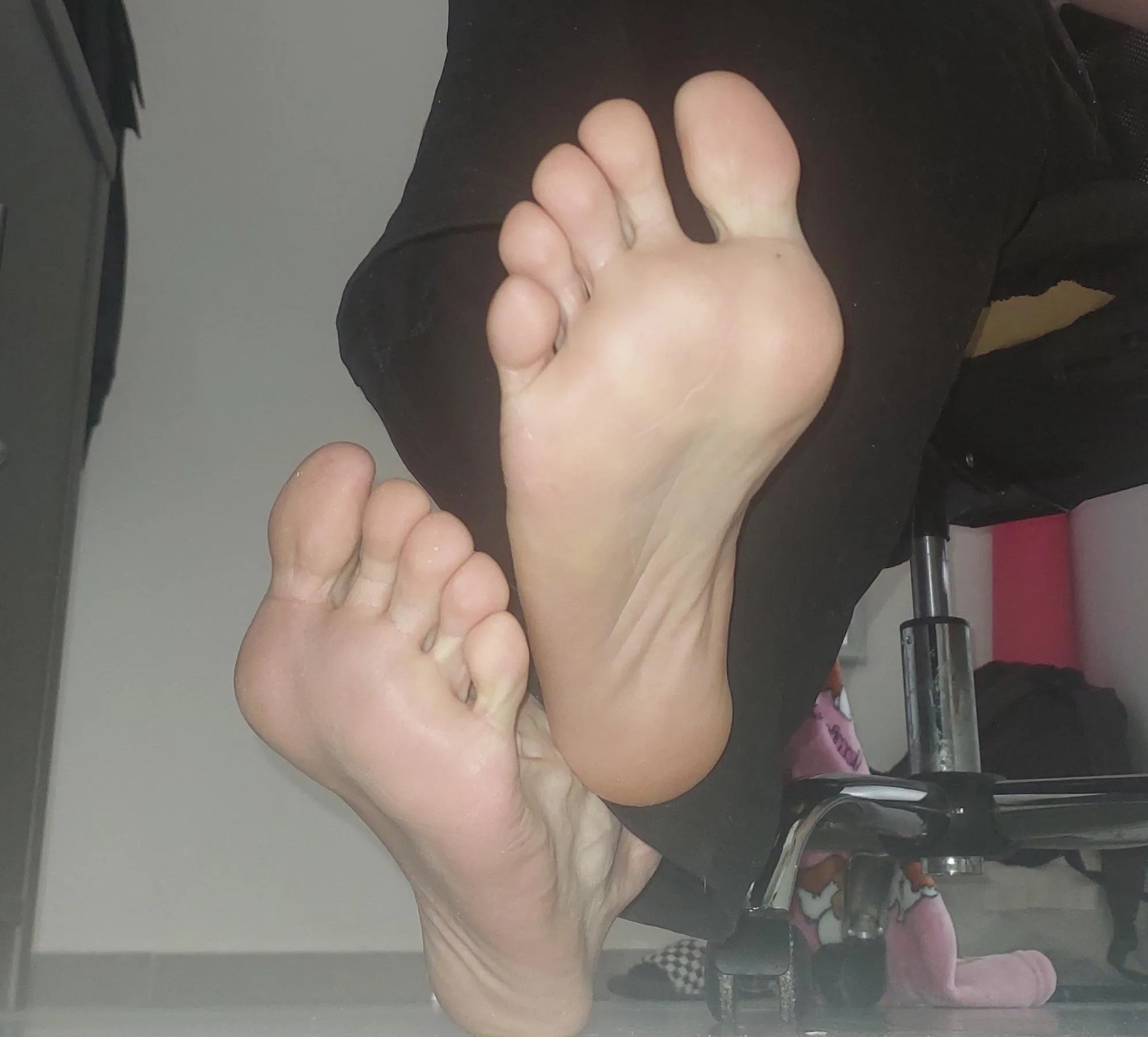 Who wants to be under my sweaty toes while I study?😊