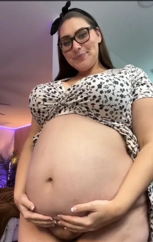 I love oiling my belly & playing with my belly button hehe