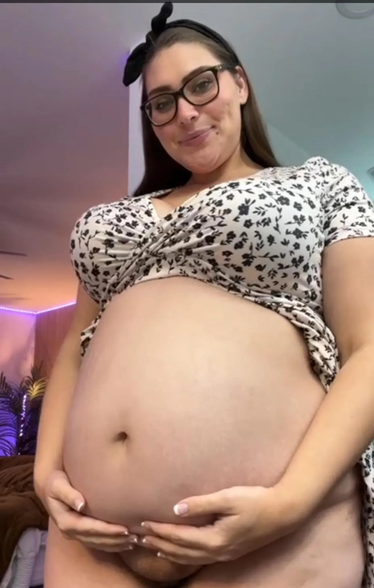 I love oiling my belly & playing with my belly button hehe