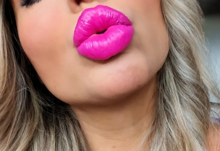 I want to leave bright pink kiss marks all over you 🩷💋