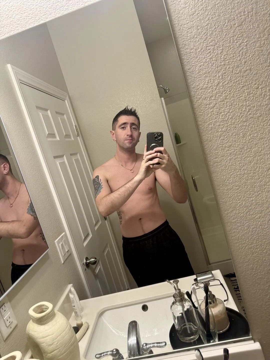 (30 m) b_avonti any younger smooth guys looking to play truth or dare with a cutie