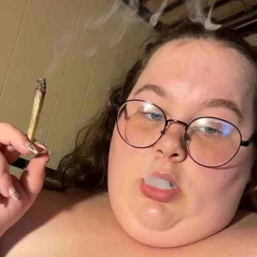 BBW loves to toke up
