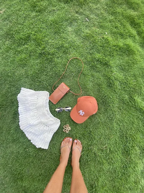 Goodmorning my feet lovers✨ Giving Vitamin D to my feet to satisfy your D😈