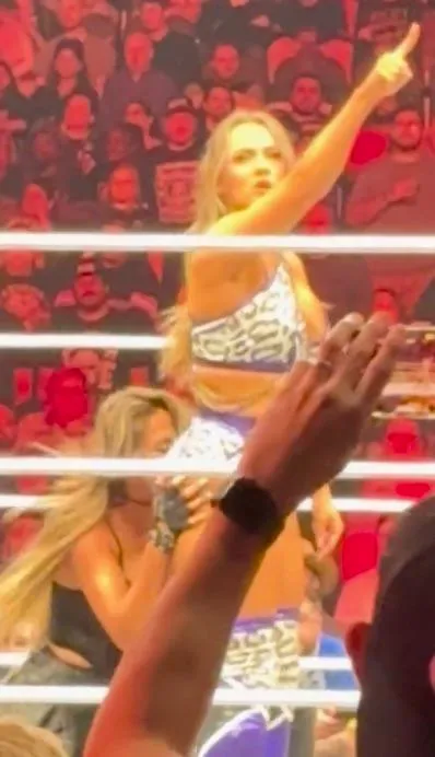 Hayley kissing Axa Jays ass