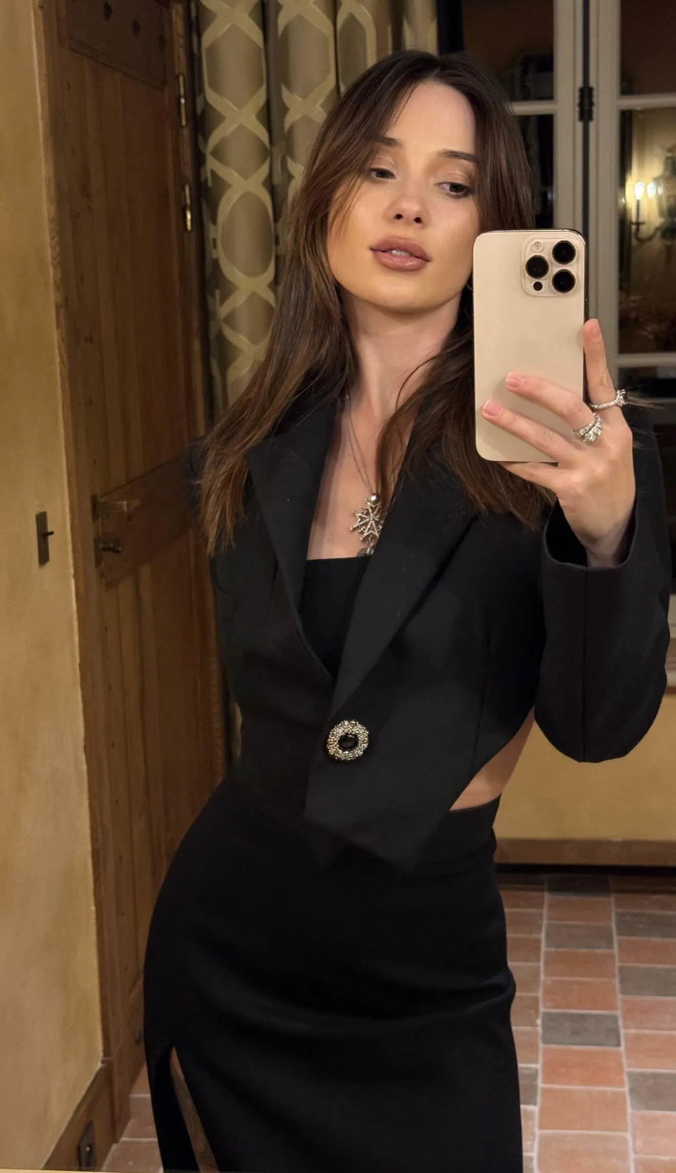 Liya | Elegant selfie