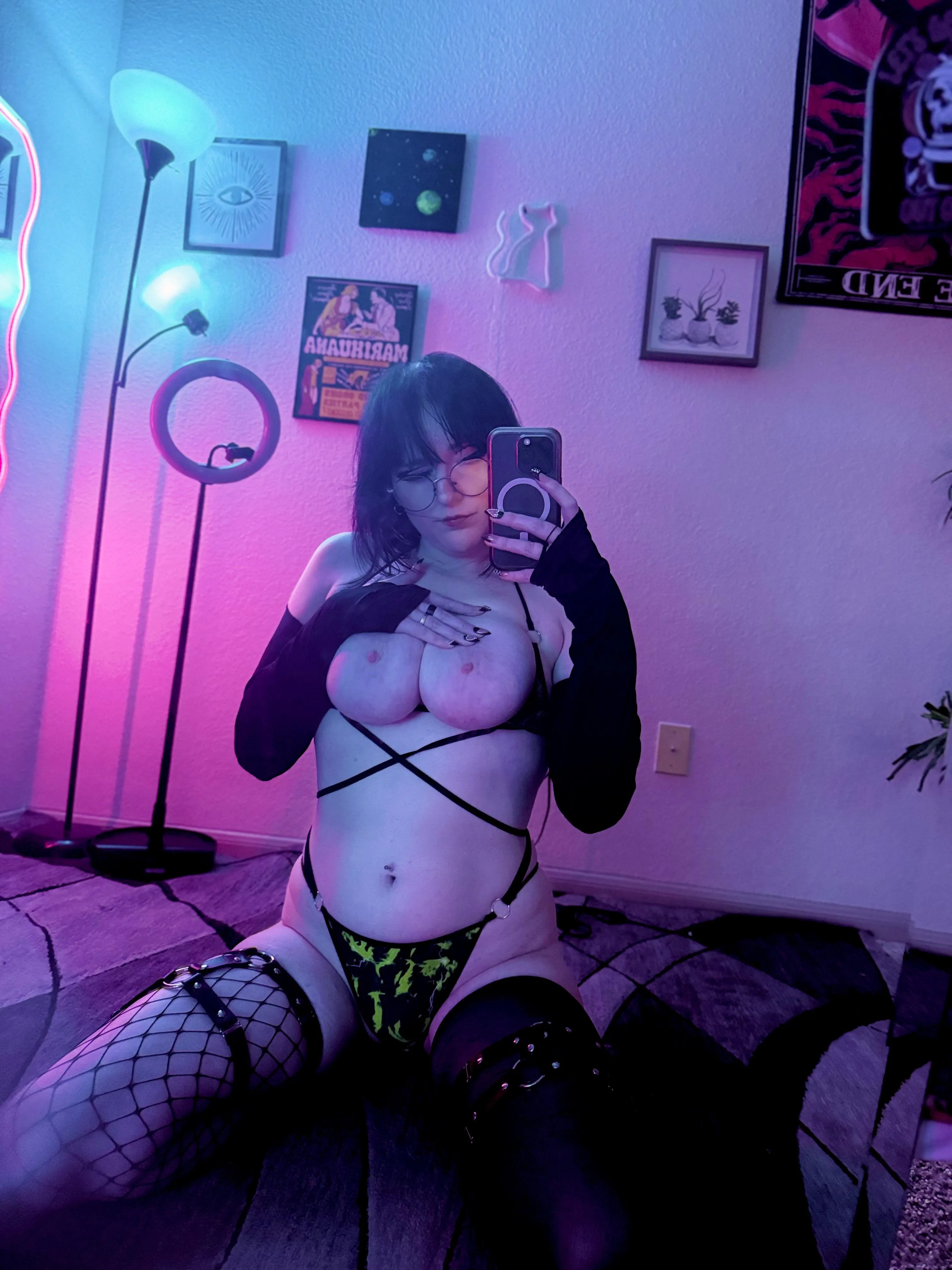 I think I’m ovulating with the way I can’t stop thinking about draining cock