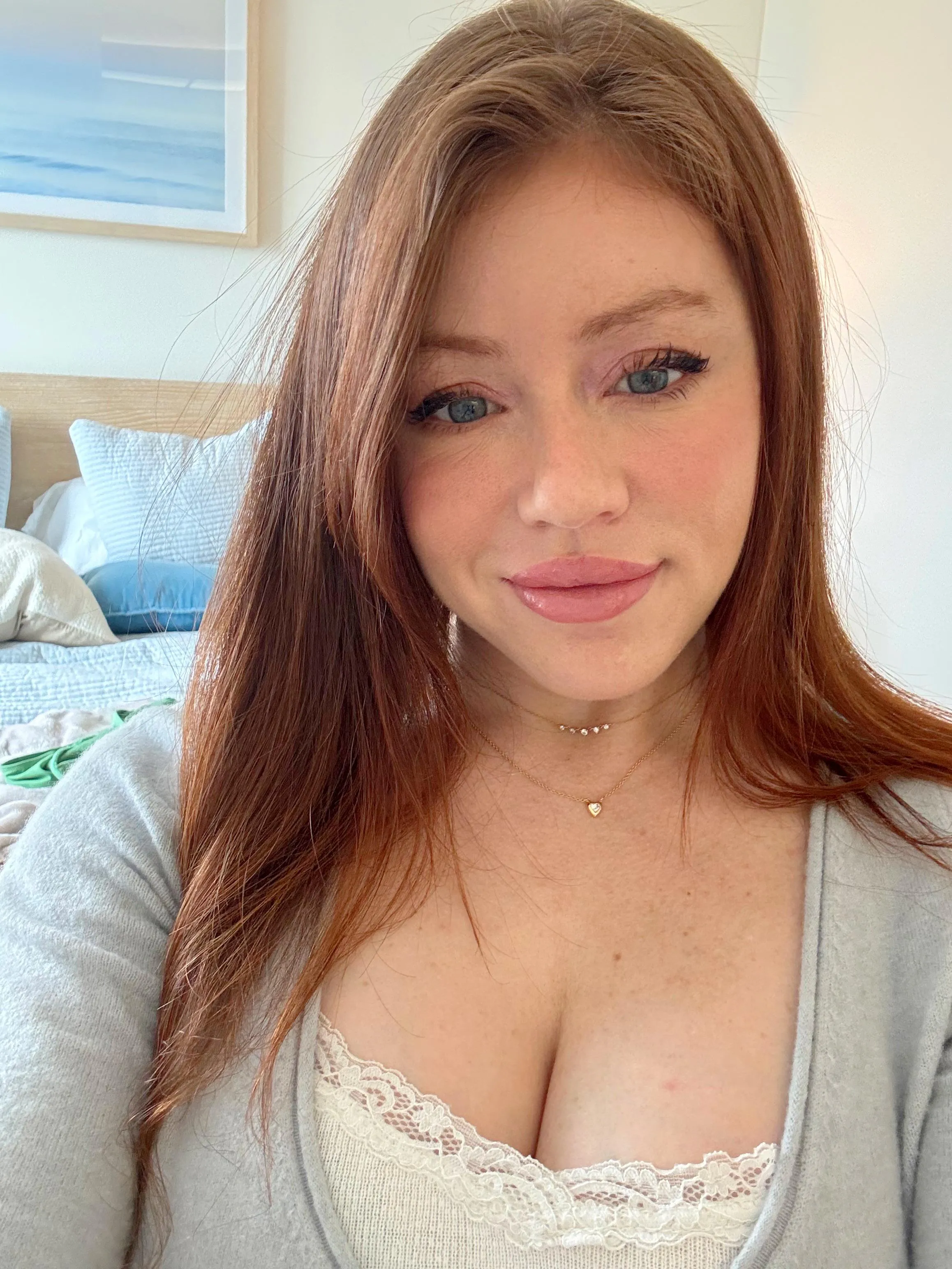 Just a peep of cleavage today 😋