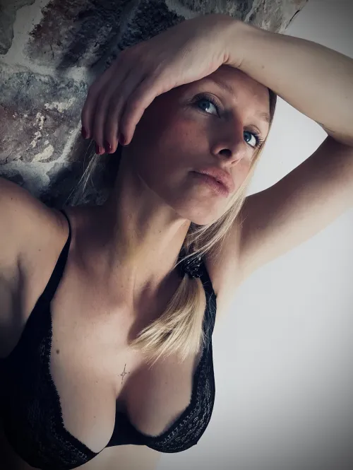 Bonjour ! Que ta journée soit aussi brûlante que mes pensées 💭🙈