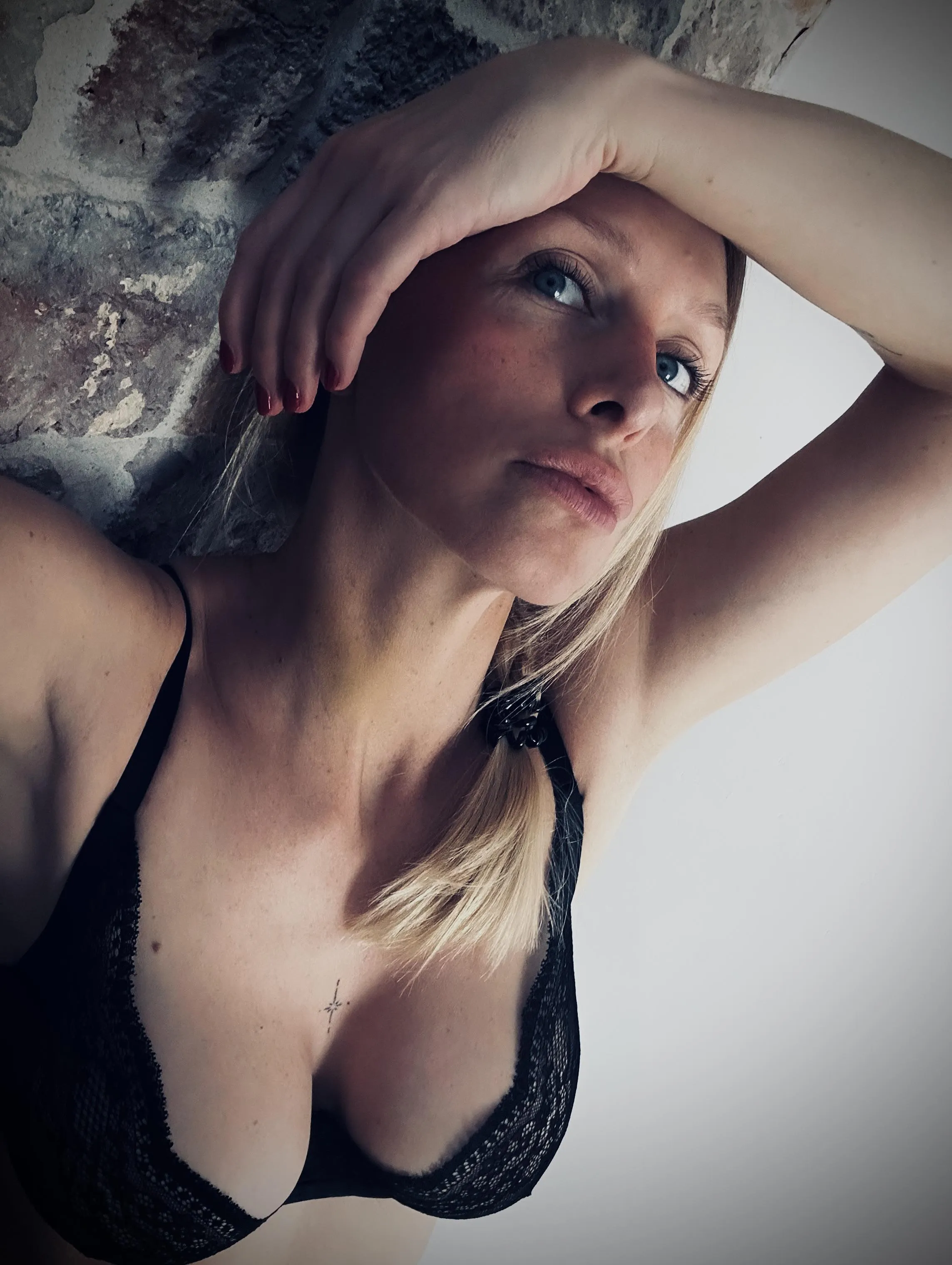 Bonjour ! Que ta journée soit aussi brûlante que mes pensées 💭🙈