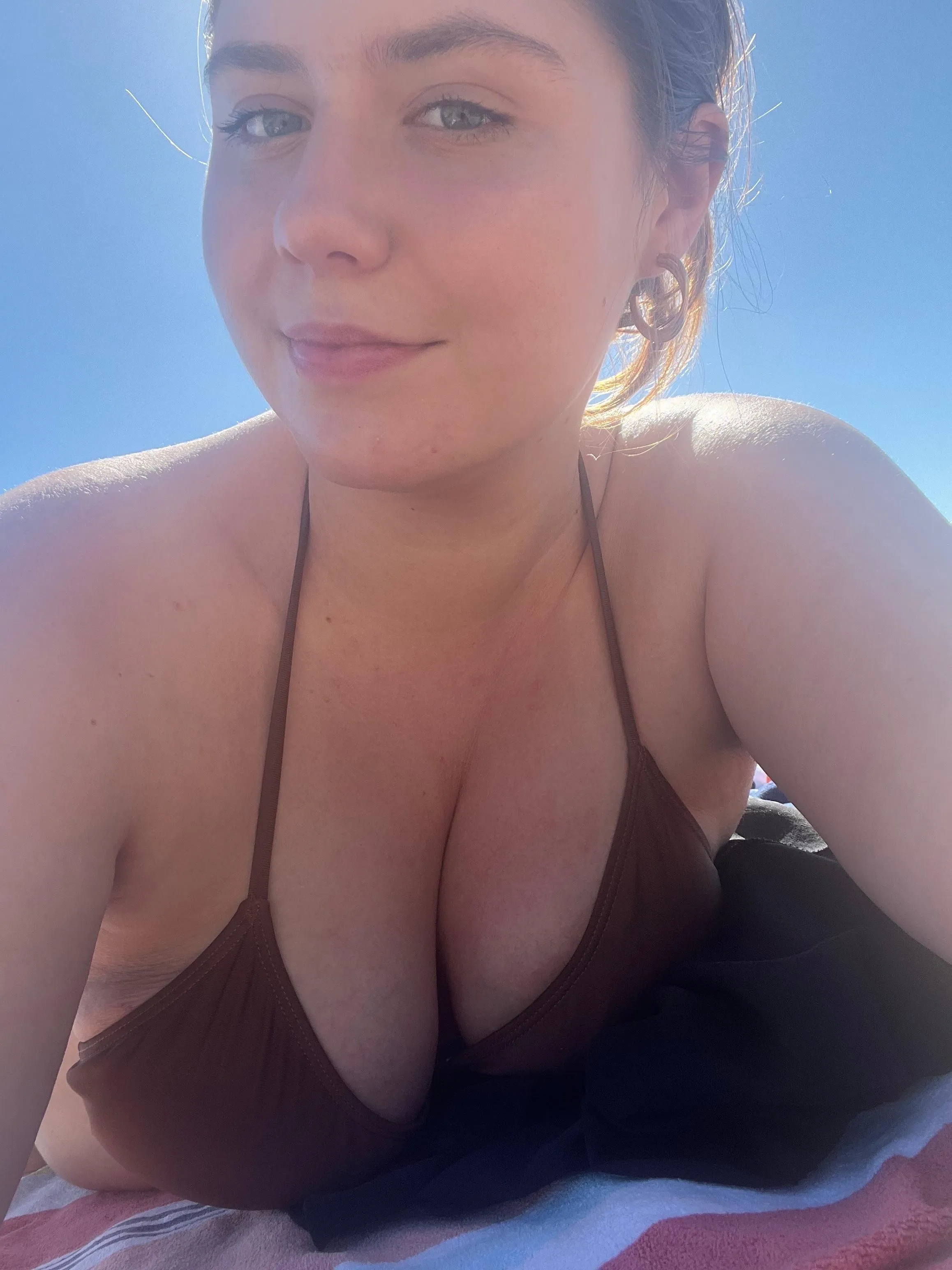 confidence looks best with a little cleavage, agreed? 😏