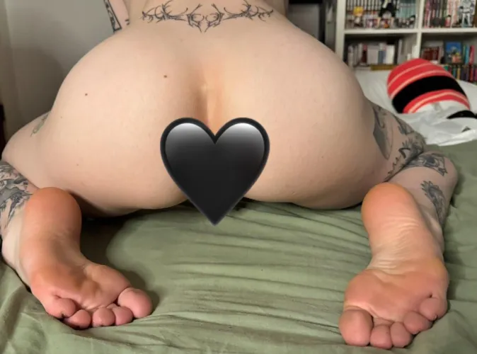 Do you like a tatted babe with lots of ass?😛
