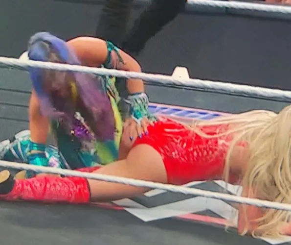 Kairi Sane grabs Liv Morgan