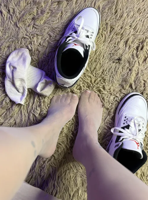 Kicked off my sneakers, ditched the socks… now my nylon-wrapped feet are all you can think about. Go on, be a good little freak and worship. 👣