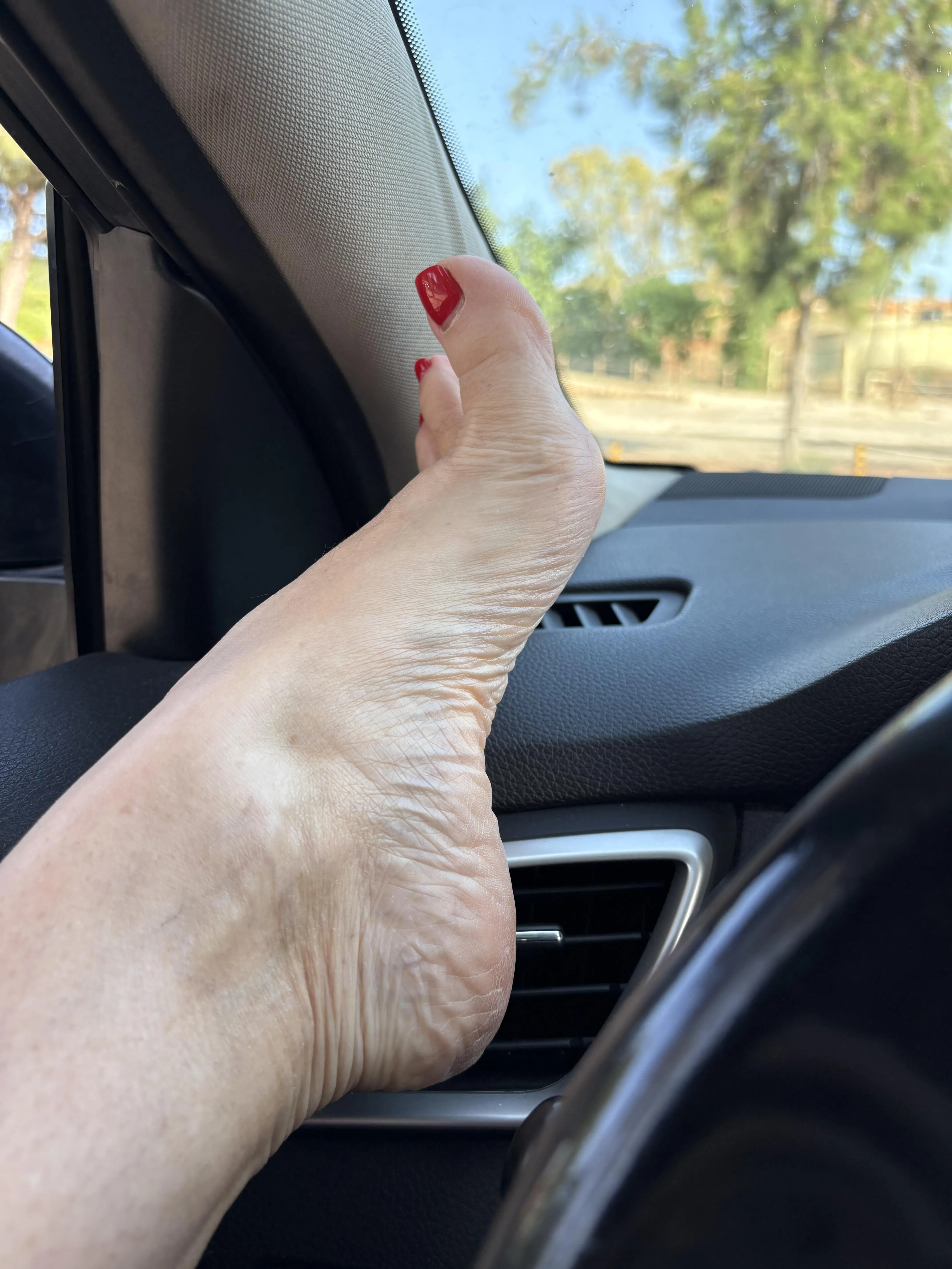 Toes out and about 😜