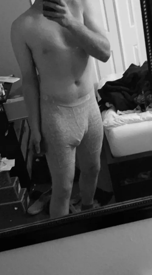 Who’s likes the bulge? Should I whip it out 🙈😈🍆