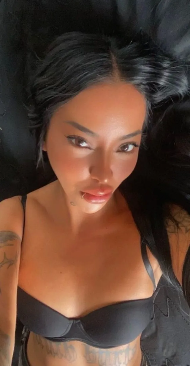 20 F4MF I'm just a college girl but I'm ready to spice up your couples game