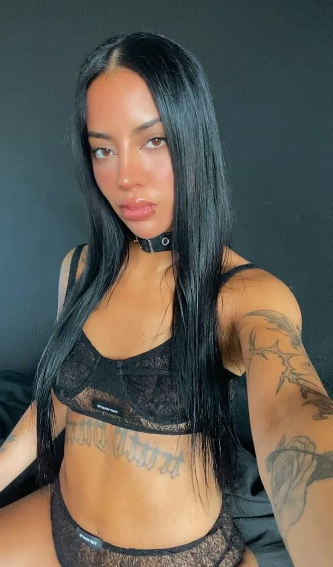 20 F4MF ready to make your couple's fantasies mine to command