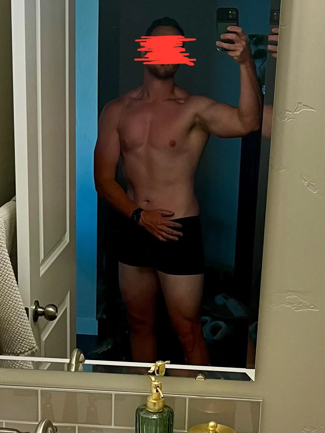 Looking for a hot wife that wants to put these muscles to good use tonight (or later this weekend)