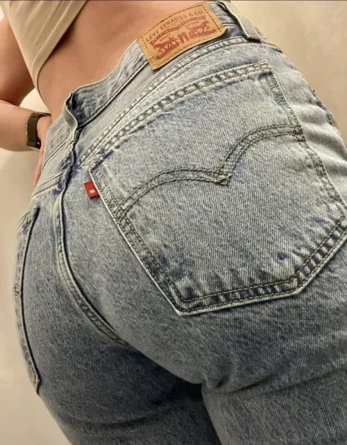 My Levis jeans hold my ass well, do you think?