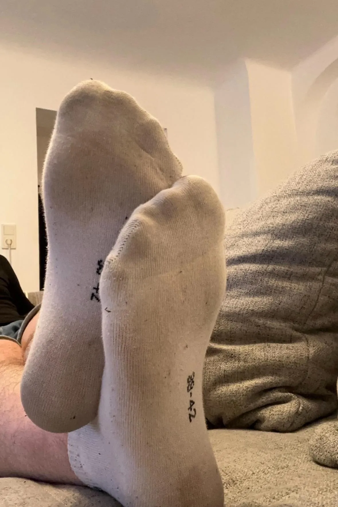 (23) Do you like my socks?
